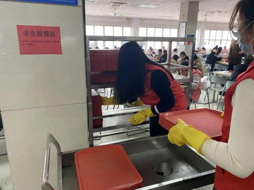 經(jīng)管學(xué)院餐廳志愿服務(wù) 以勞動(dòng)實(shí)踐深化教育服務(wù)