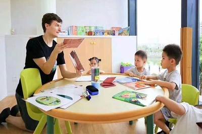 藍(lán)絨教育 以卓越產(chǎn)品與真誠服務(wù)，贏得教育消費(fèi)者的信賴與選擇